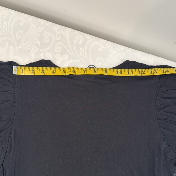 Tahari Eyelet Flutter Sleeve Top. Size S - Picture 9 of 11